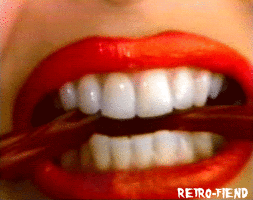 Gif animé bouche mord